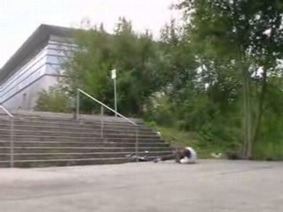 petit jéjé se pette la clavicule sur le rail de noisy