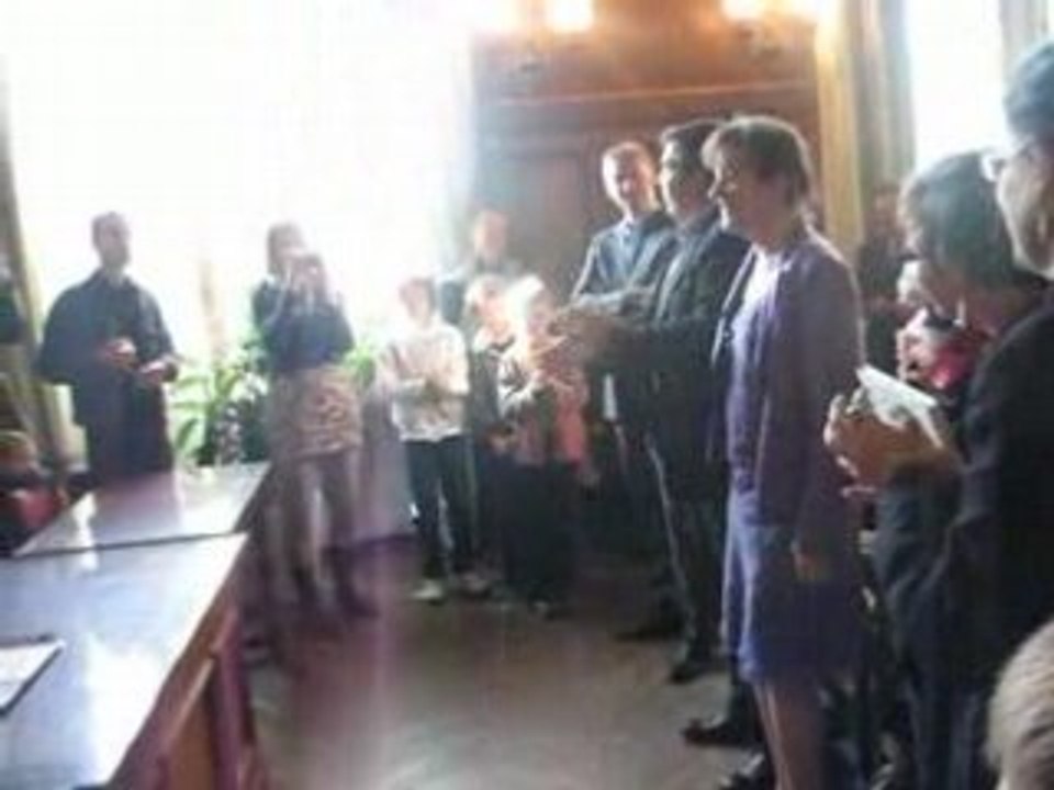 080927 - mariage elric et hélène mairie bisou