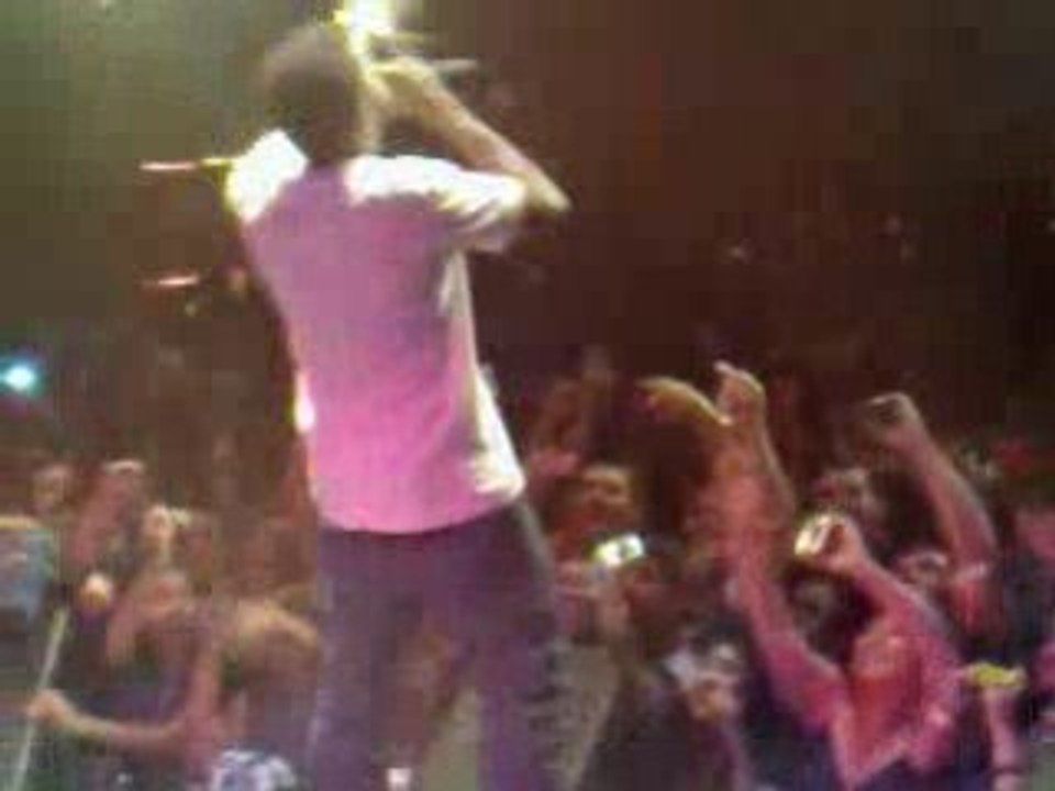 Kanye West performs S.L.U, Love Lockdown, Heartless