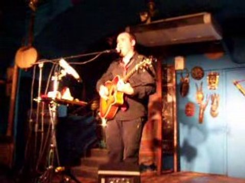 Alex et sa guitare La place du con péniche El Alamein