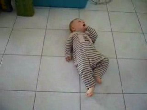 9 mois: 4 pattes en arrière