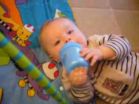 8 mois: je bois tout seul !