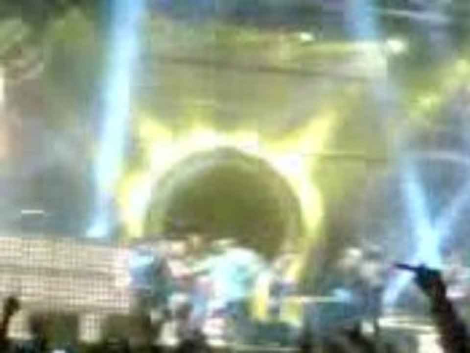 booba qui jete une bouteille de sky dans le public