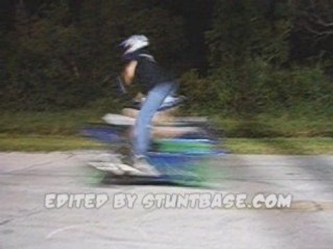 saut par dessus un scooter