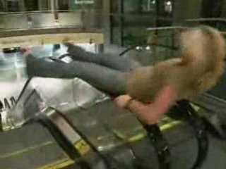 LesCretins.com - Une fille fait la toupie sur un escalator