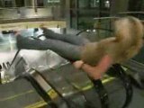 LesCretins.com - Une fille fait la toupie sur un escalator