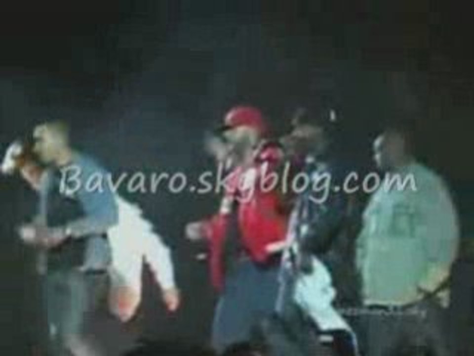 Urban Peace 2 - Booba jette une bouteille de jack au public