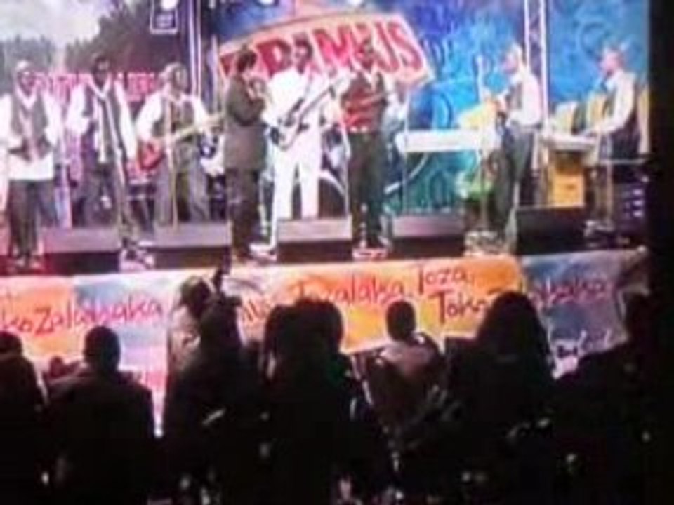 SAM MANGUANA CHANTE " MBOLE + FAUTE YA COMMERCANT"