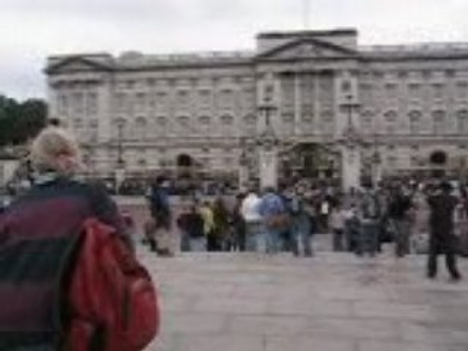 LONDRES Devant le Palais de BUCKINGHAM