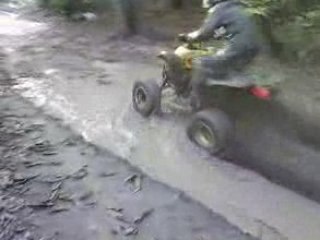 400 LTZ je traverse une grande flaque