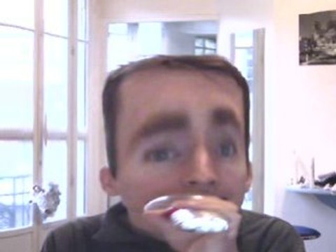 Wiwi égratigne Nue au soleil