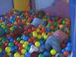 5oct08-piscine-a-balles