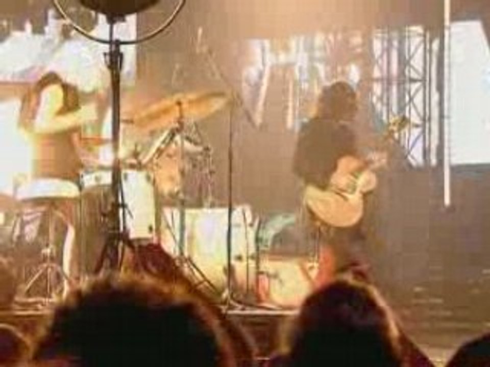 The White Stripes - Seven Nation Army (Live Mtv 2003)
