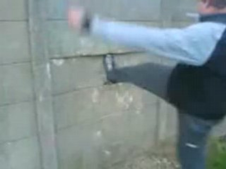 Regis casse des murs