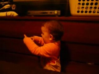 Elise danse dans notre chambre