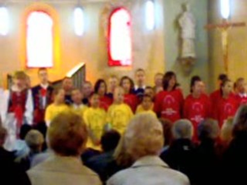 Les petits Polonais chantent à l'église de Beaulieu