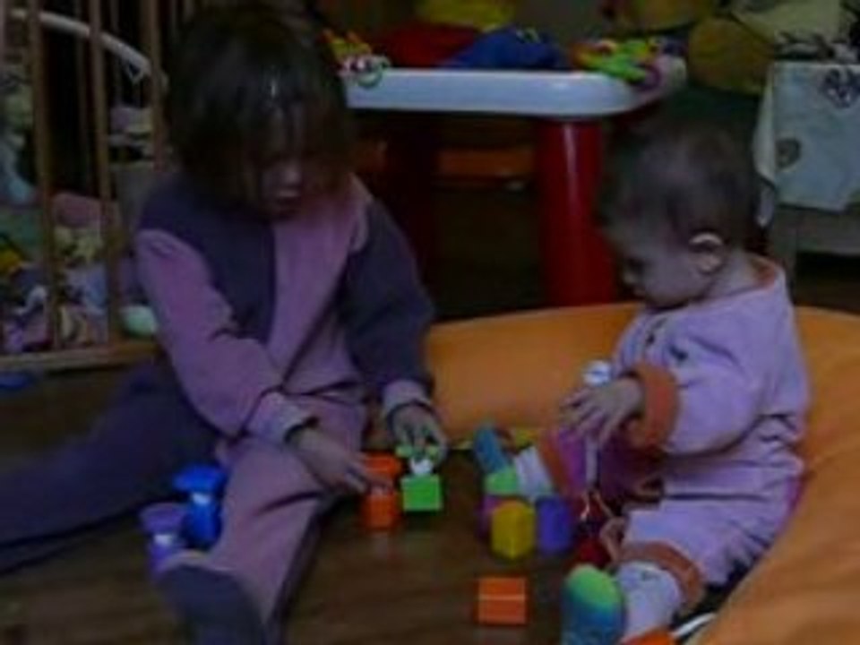 Lalie et Zia jouent 7.10.08 (3)