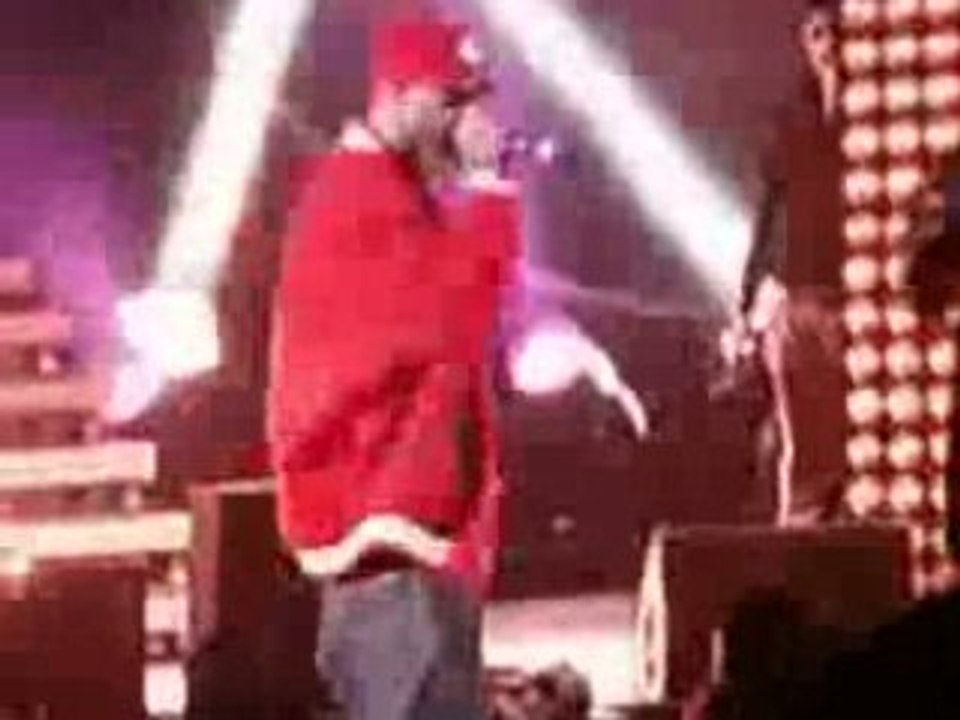 Booba et sa bouteille Urban Peace 2 HD