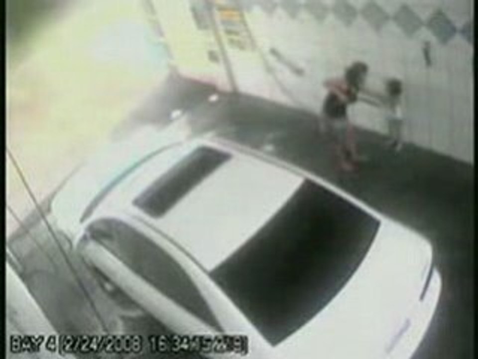 Une maman nettoie sa fille au nettoyeur  haute pression