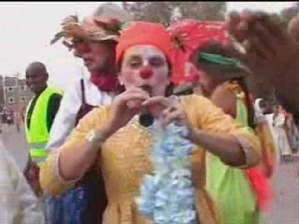 LES CLOWN DEAMBULENT DANS LES RUES D'AGDZ (MAROC)
