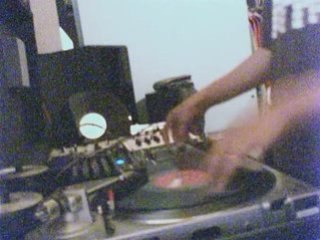 Dj KAVI i en free style scratch