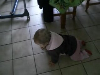 Célia danse bizarrement