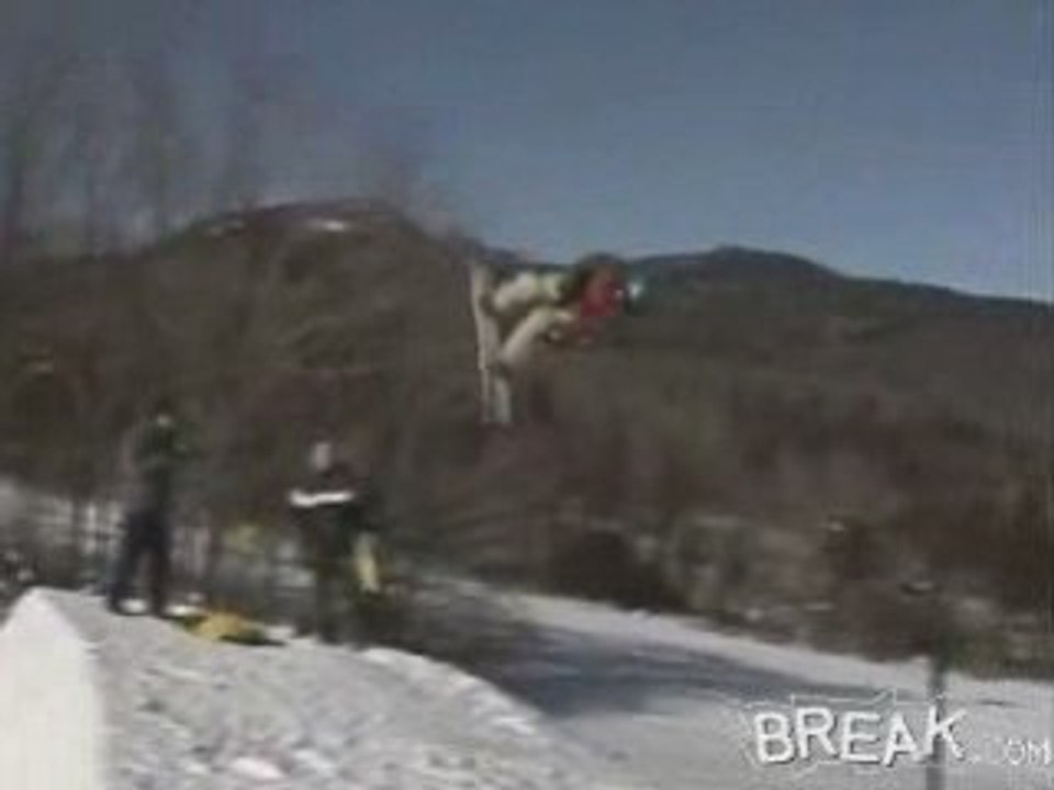 Regis fait du snowboard