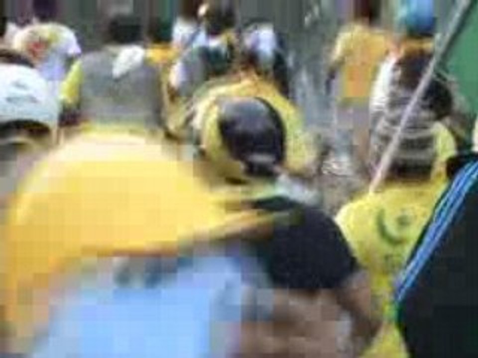 Les manifestants repoussent les policiers Parlement Bkk 8/10