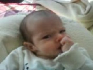 mattéo découvre son pouce