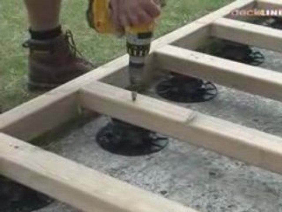 Pose d'une terrasse bois avec des plots réglables