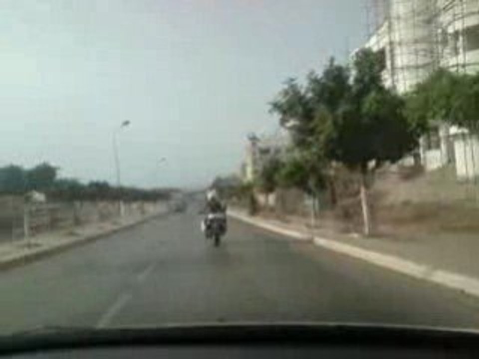 Quand un chinois ''s'en prend'' a un motard algerien