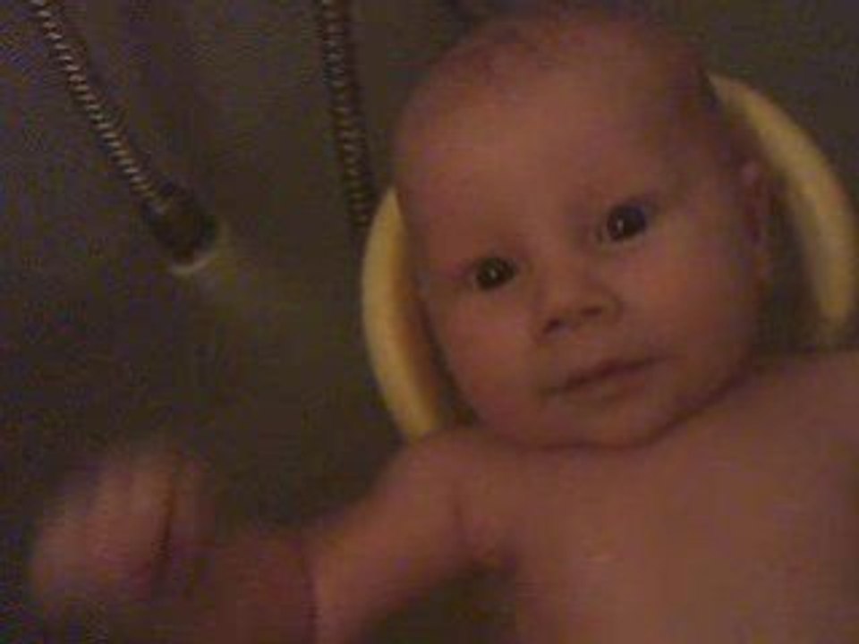 Raphaël - 2 mois (1) - dans le bain