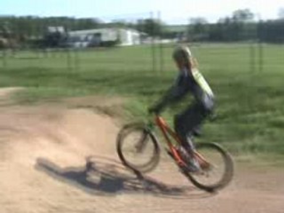 saut en vtt dirt !!