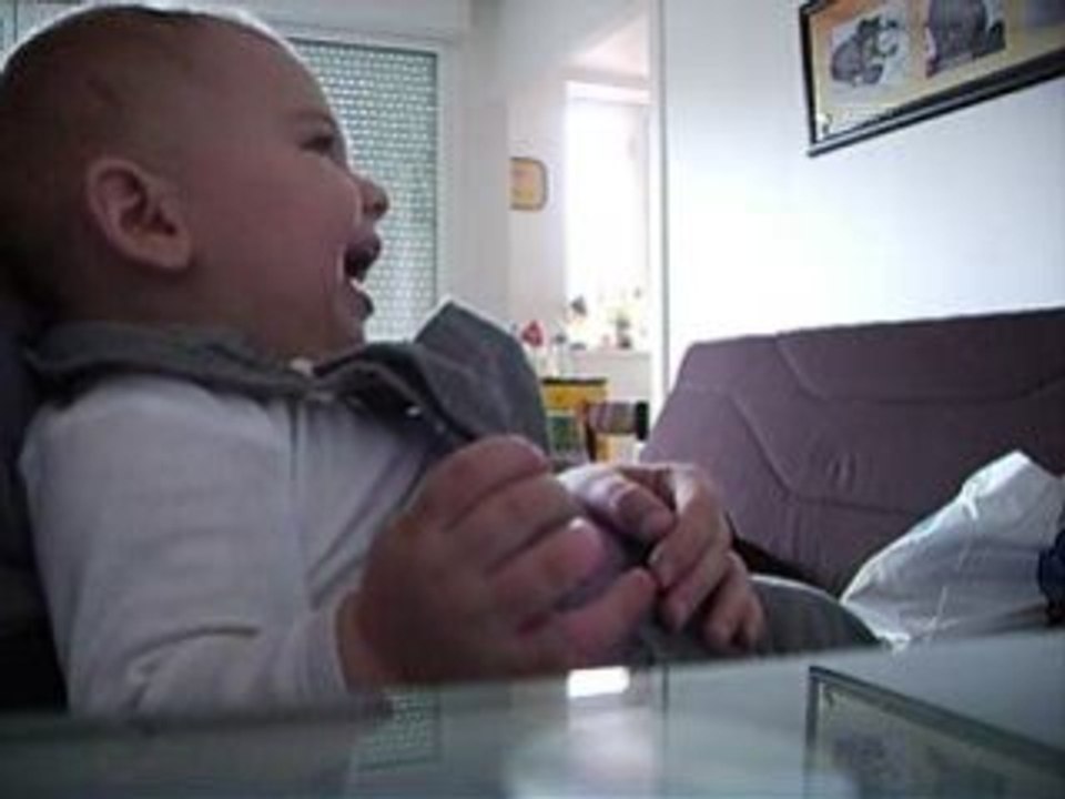 Thomas joue avec papa