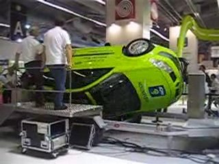 Simulateur de tonneaux au salon de l'automobile