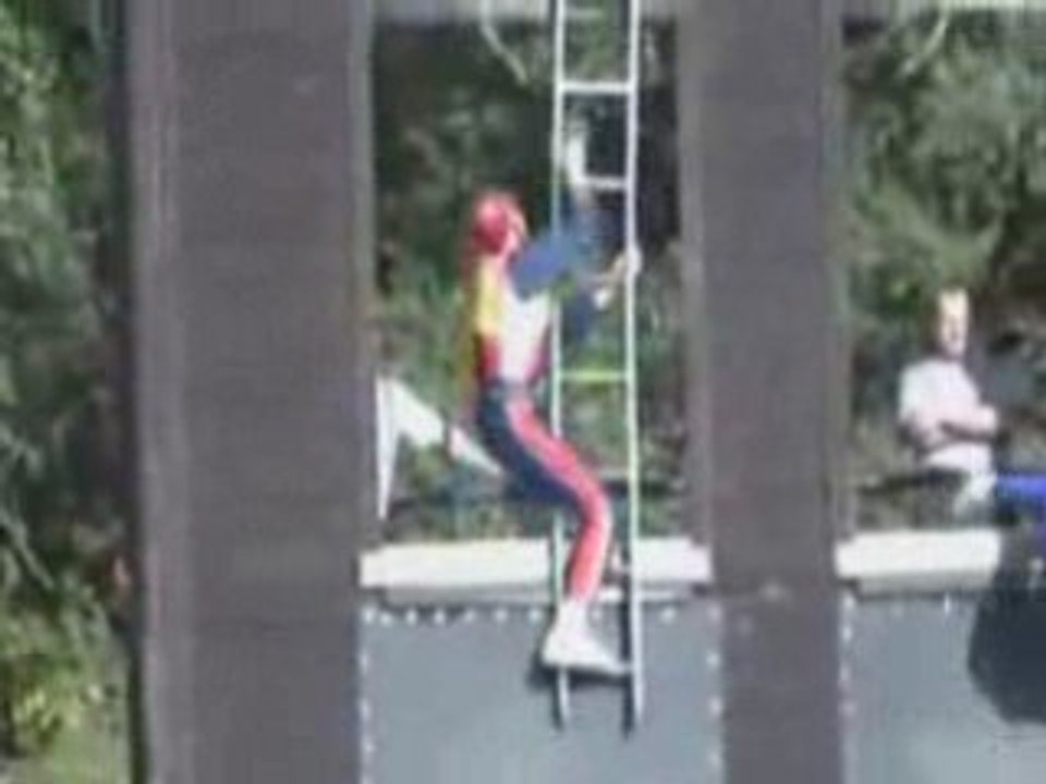 Bien plus vite que la grande échelle des pompiers!!!