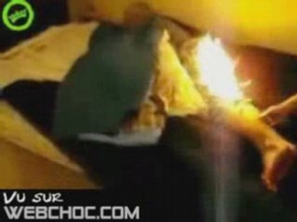 Il met le feu à un pot endormi !