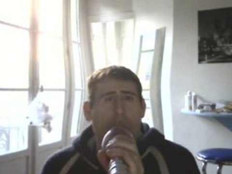 Wiwi égratigne Fais la poule