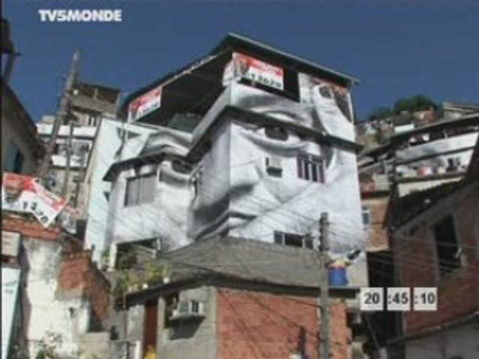JR expose dans une favela