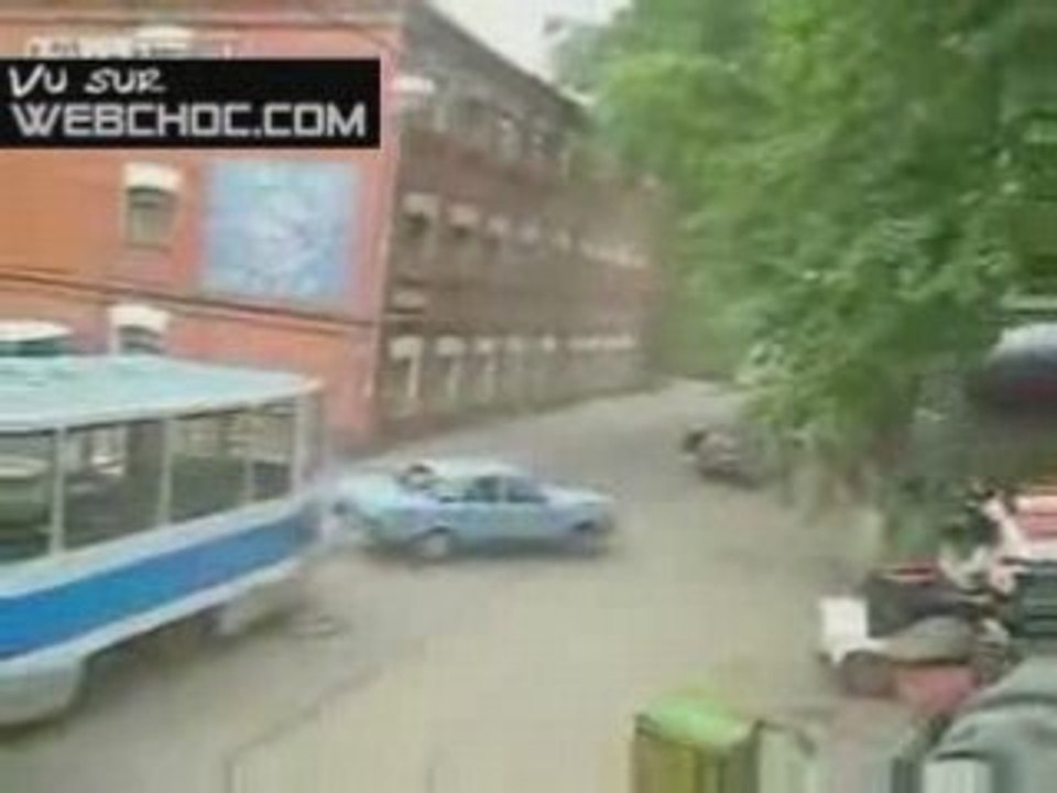 Un tramway démonte tout sur son passage !!