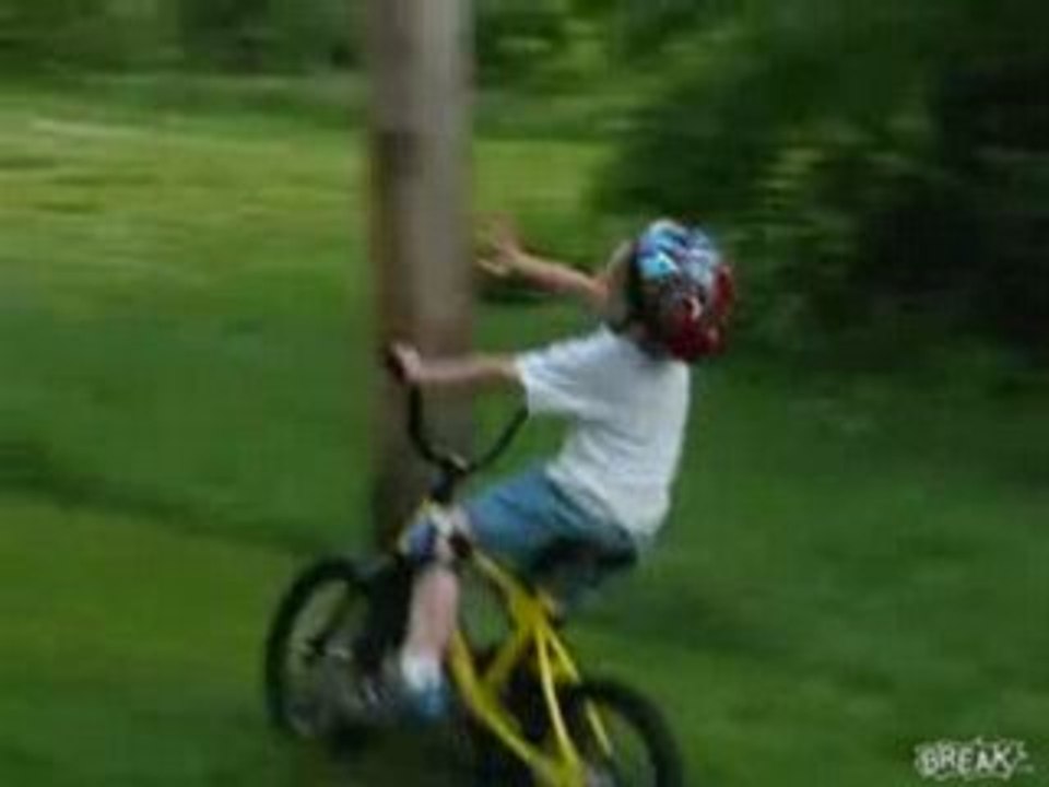 Jeune enfant qui fait du vélo