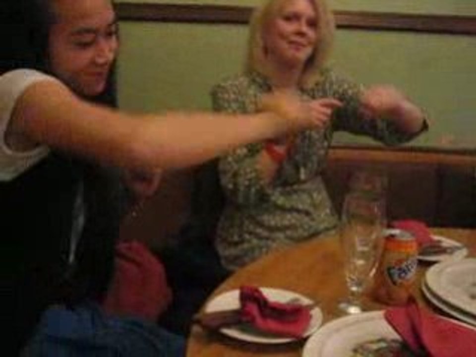 Lina och Kerstin dansar på Makedonka