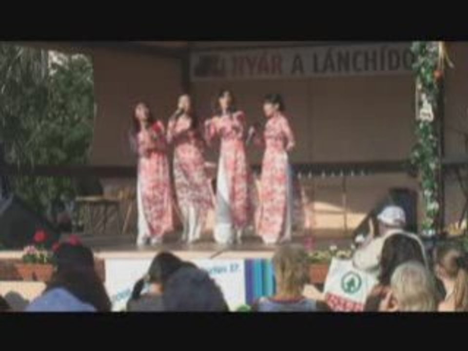Vietnamese pop group sings a Hungarian folksong