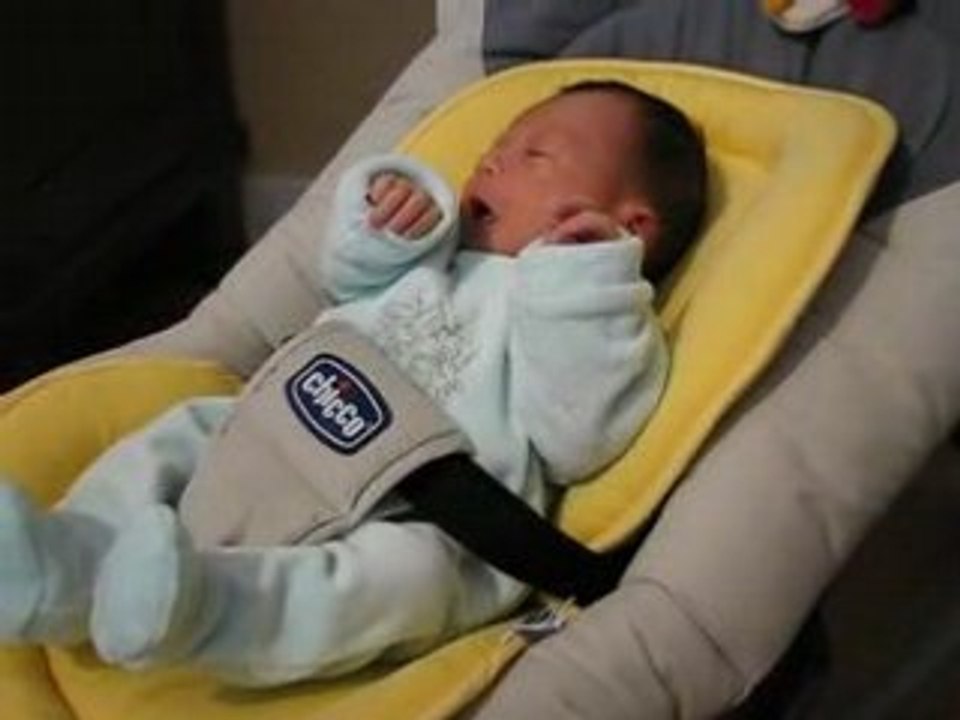 Arthur decouvre ses mains