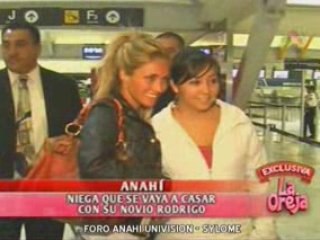 Anahi niega que se vaya a casar (La Oreja)