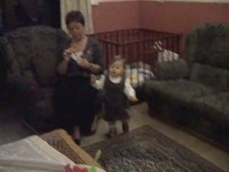 Clémence marche pour l'anniversaire de Mamy Chantal