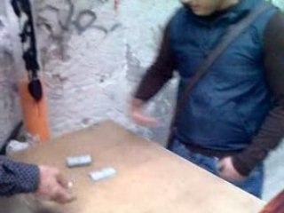 Sinpatica giocata di scopa tra amici nel quartiere Pianura T