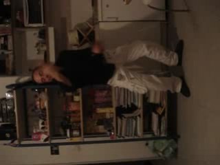 Yan danse la tecktonik!