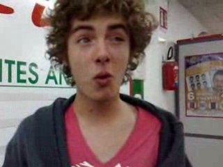 Adel qui mange un piment =D