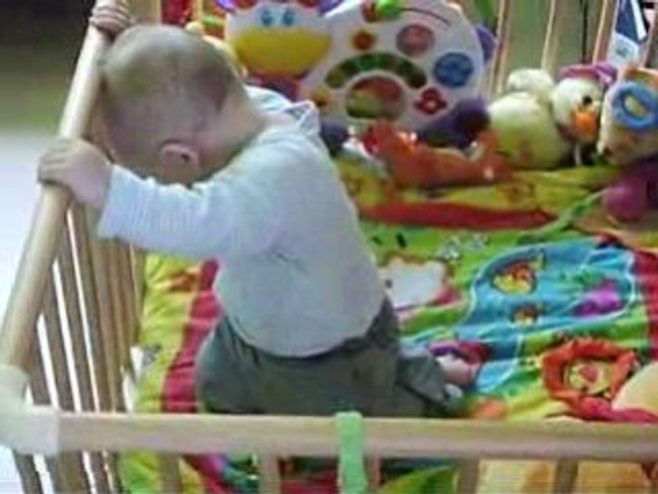 Thomas se met debout tout seul